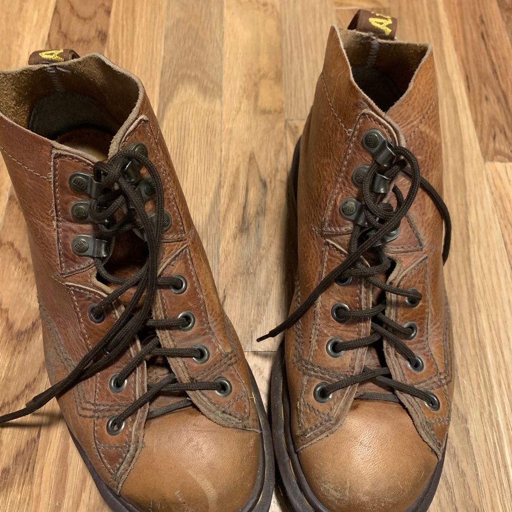 Vintage Doc Marten Airwair Boots - size 8.5/9